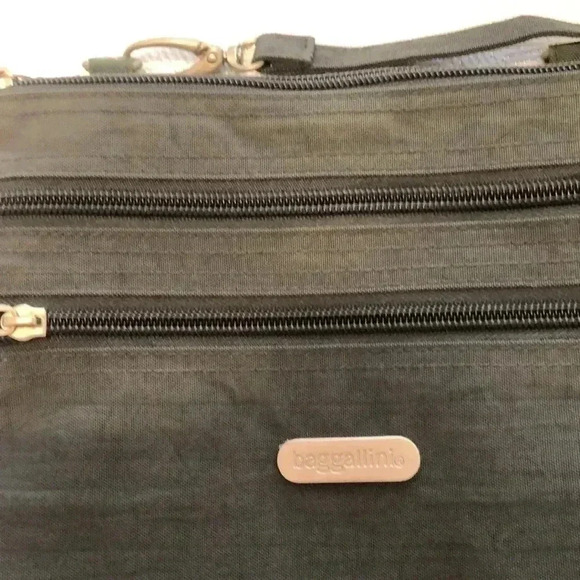 Baggallini crossbody bag. - Picture 3 of 6
